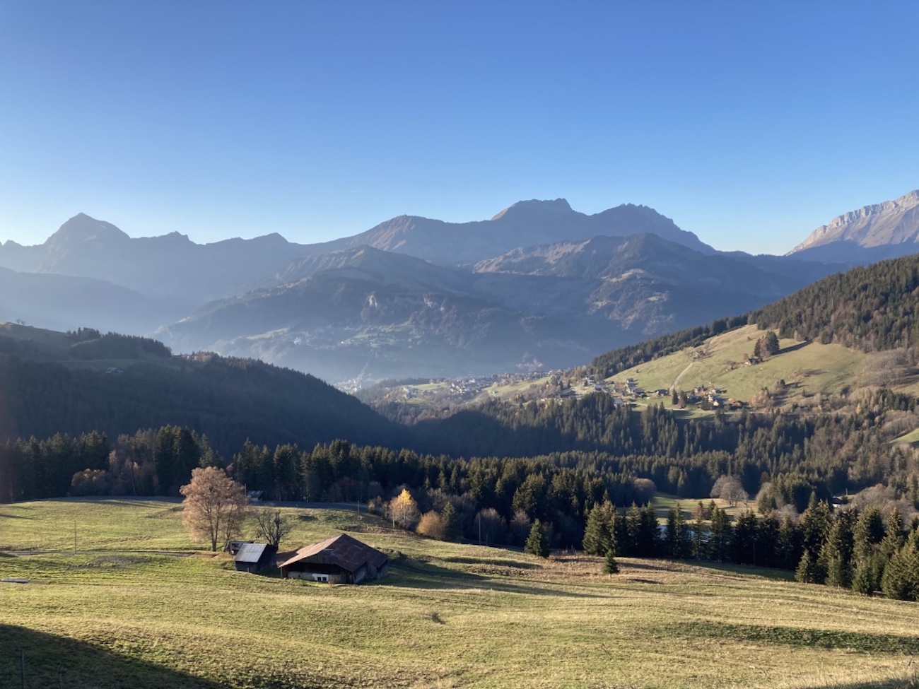 Randonnée en automne au dessus des chalets d'Heidi