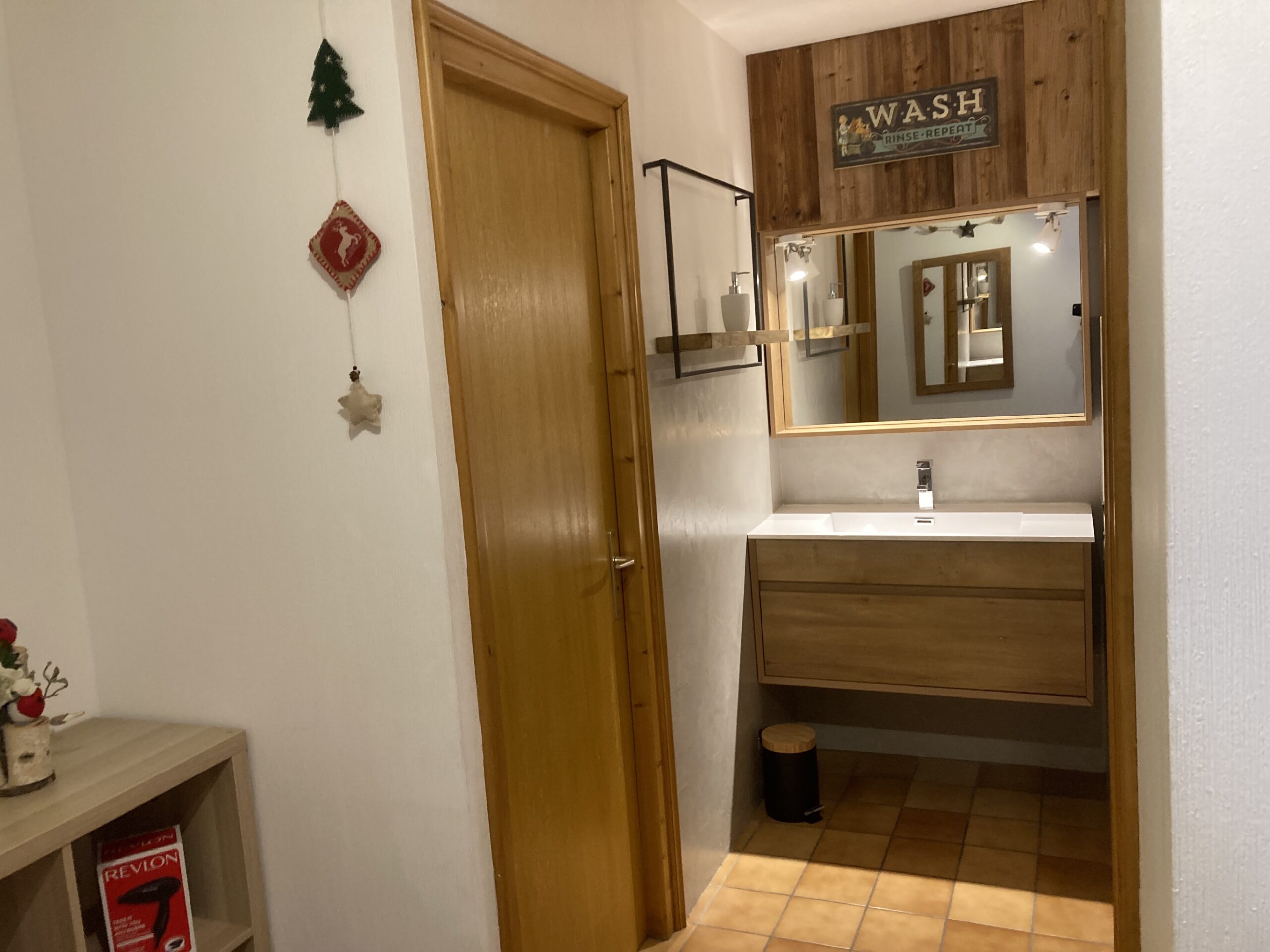 Douche, wc, et lavabo séparés au rez de jardin