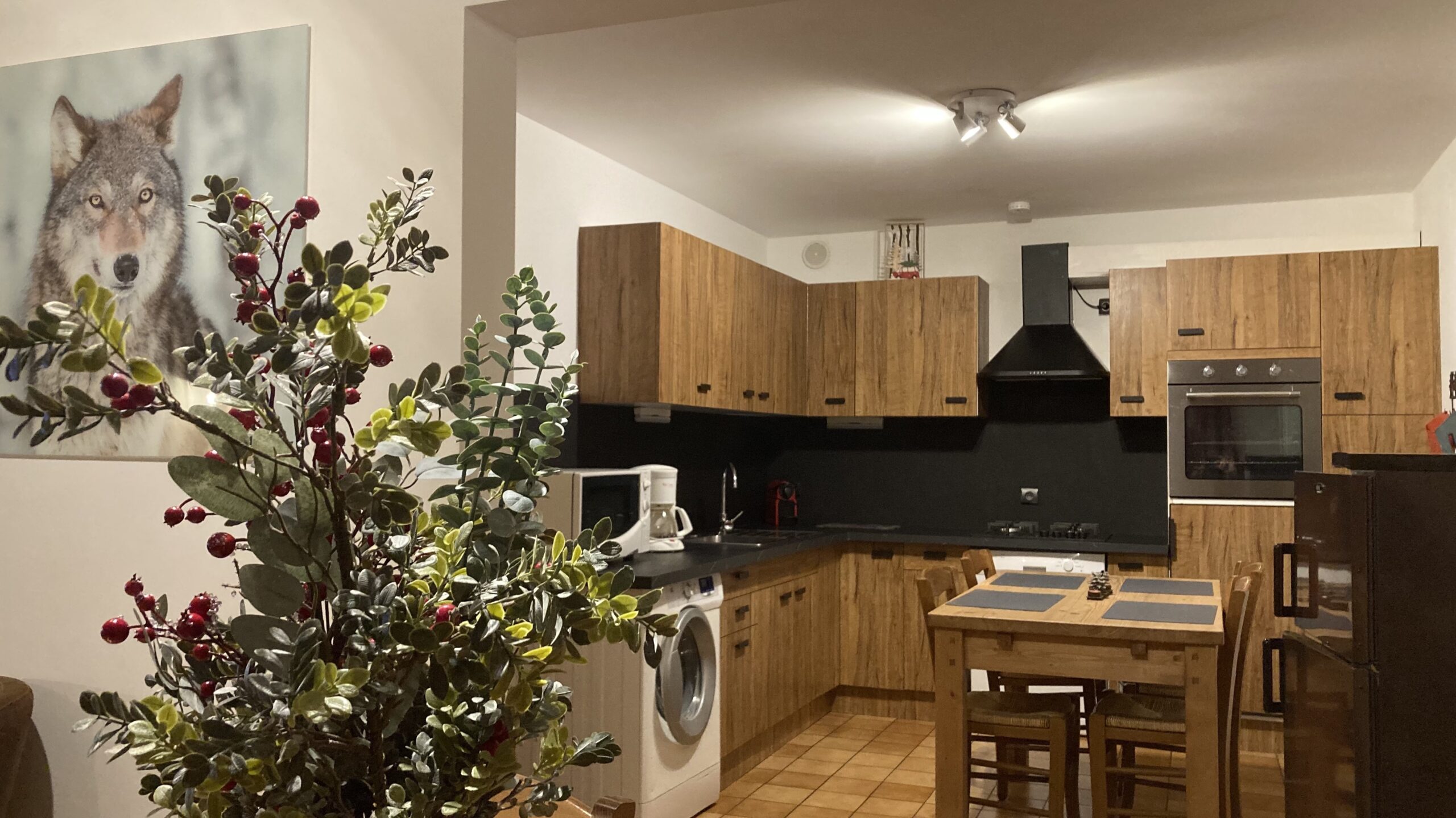 Vue cuisine depuis coin repas