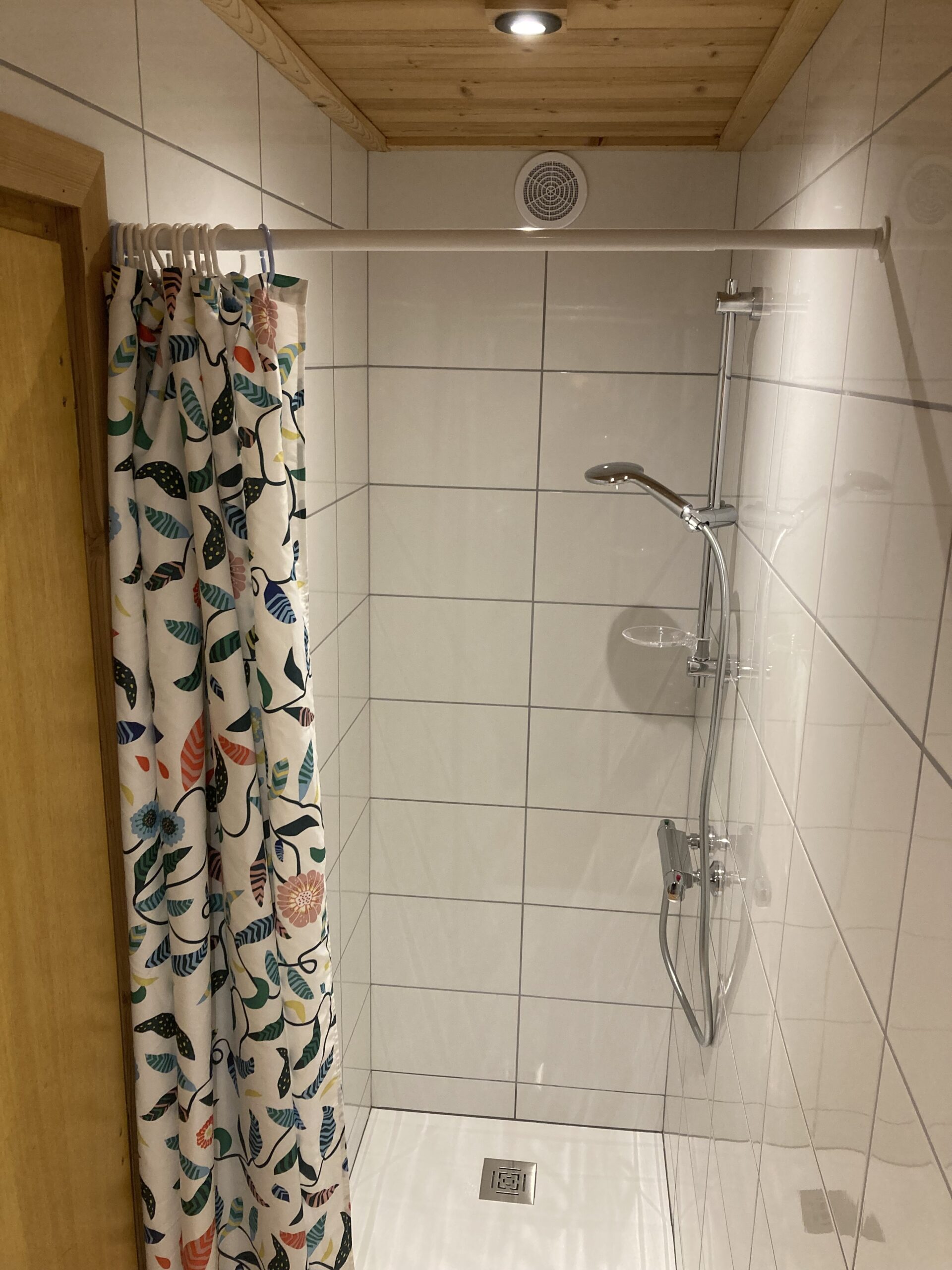 Douche rénovée , Rez de Jardin